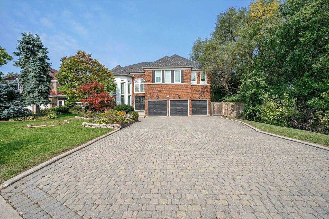 18 Clarendon Dr - Photo 1