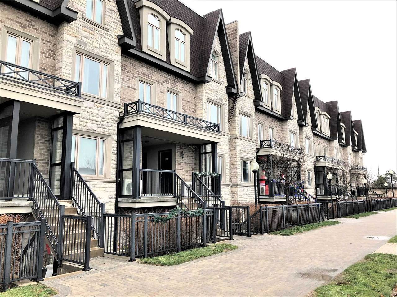 320 John St - Photo 1