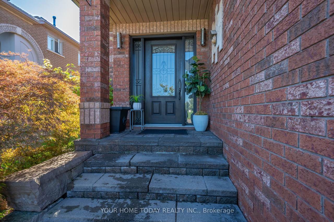 https://bt-photos.global.ssl.fastly.net/toronto/1280_boomver_1_W12855272-1.jpg