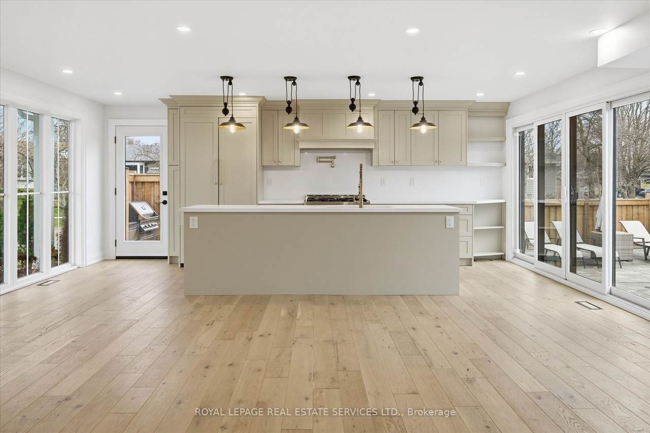 https://bt-photos.global.ssl.fastly.net/toronto/1280_boomver_1_W12951654-1.jpg