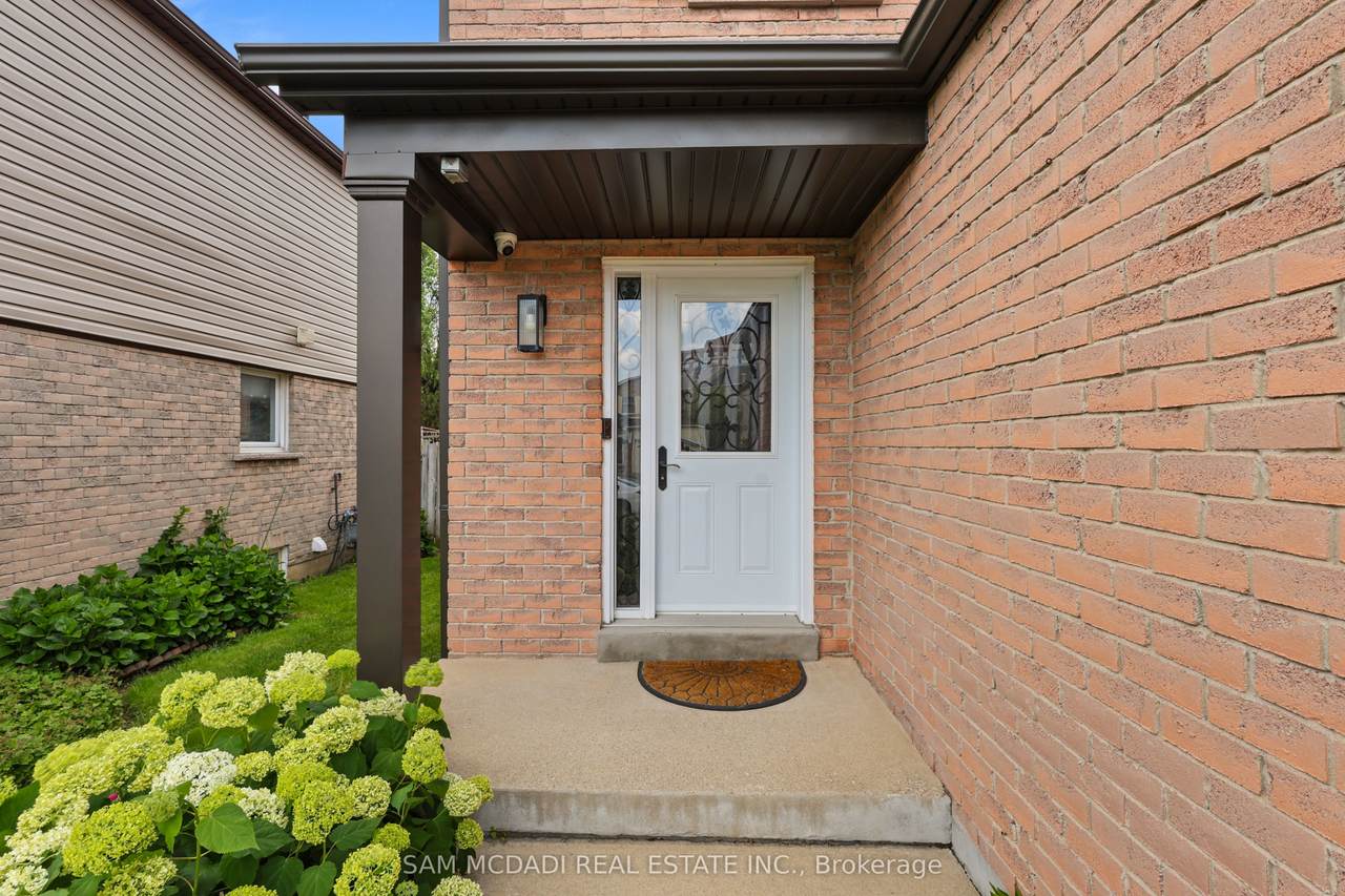 https://bt-photos.global.ssl.fastly.net/toronto/1280_boomver_1_W13513022-1.jpg