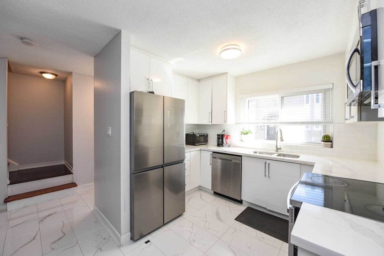 23 London Green Crt - Photo 1