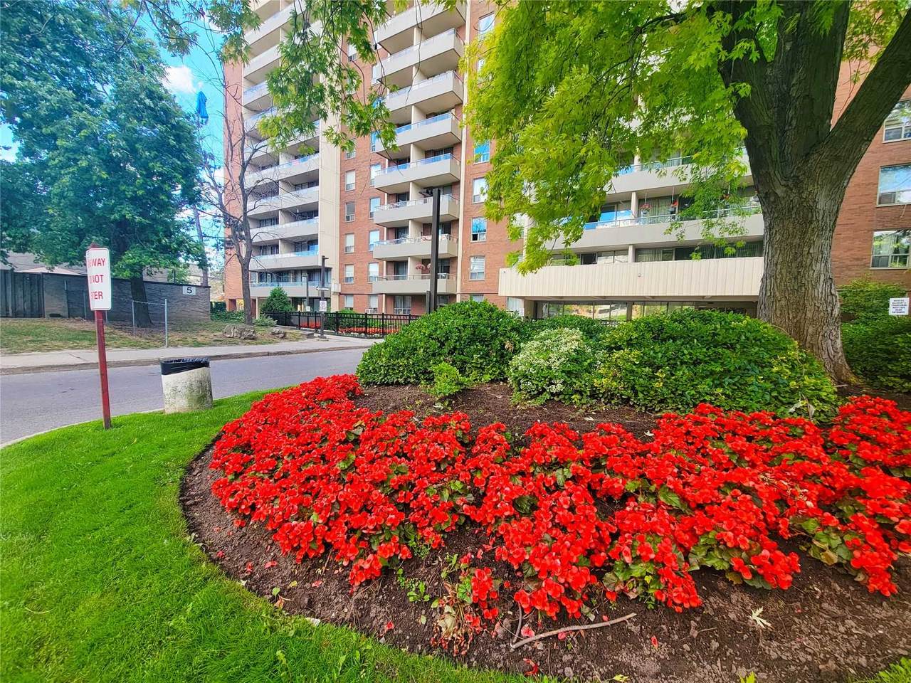 7 Four Winds Dr - Photo 1