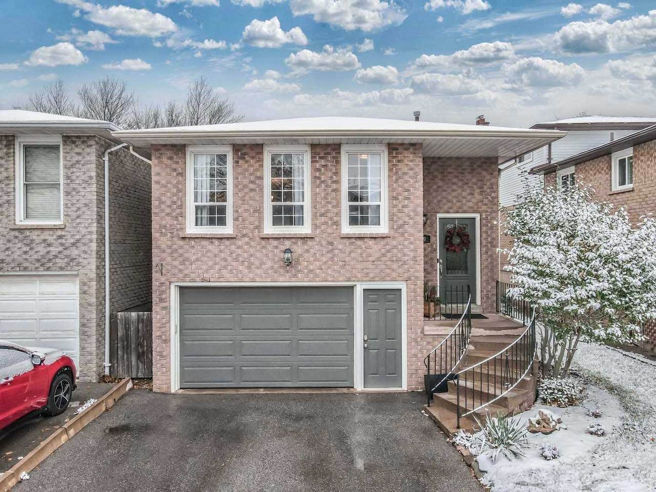 579 Hayward Cres - Photo 1