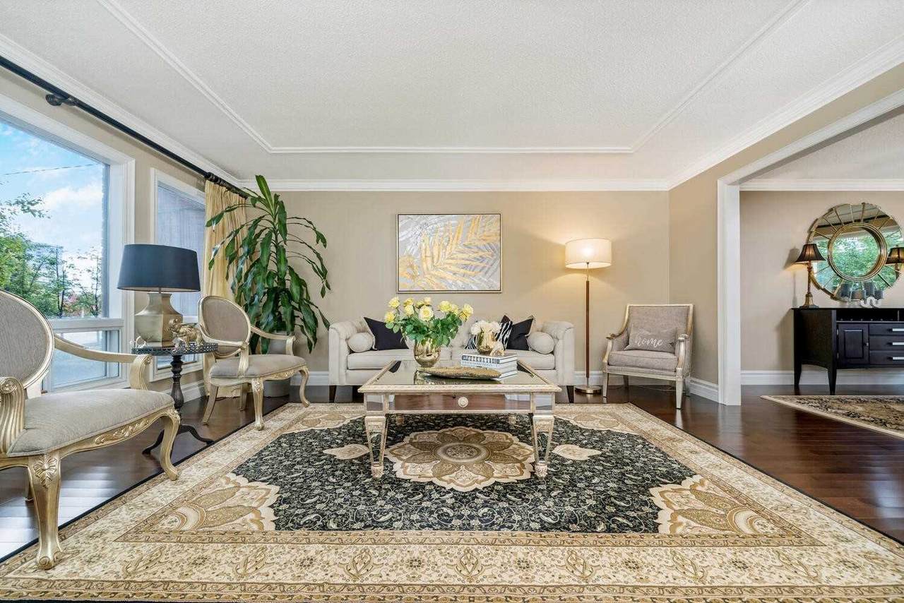 60 Burnhamthorpe Rd - Photo 1