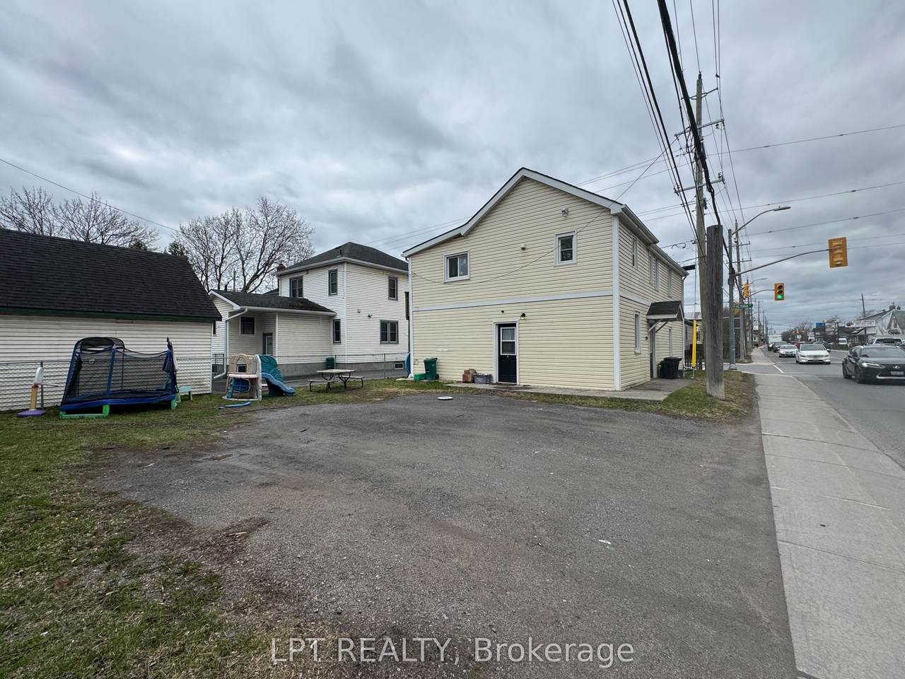 695 Victoria Street - Photo 1