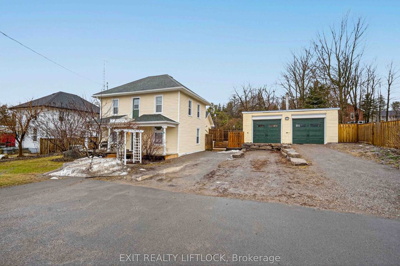 2464 Queen Mary Street - Photo 1