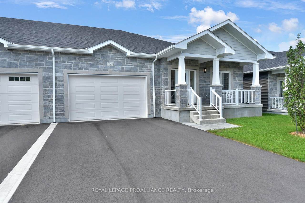 33 Douglas Marshall Crescent - Photo 1