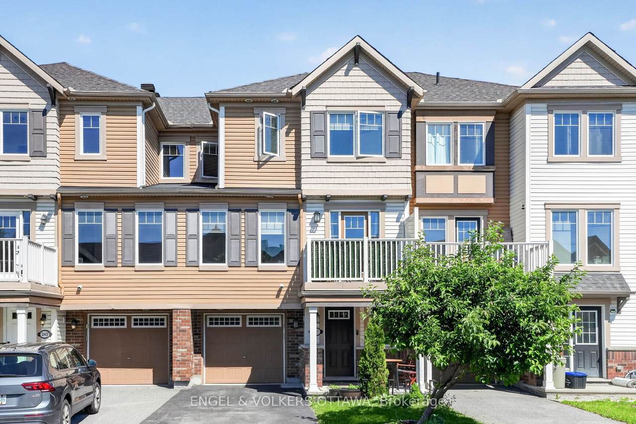 241 Par-La-Ville Circle - Photo 1
