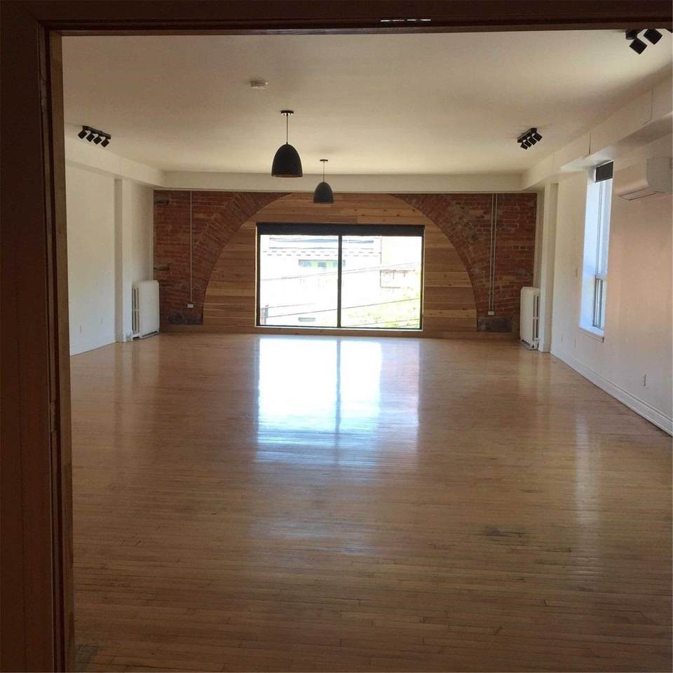 553 Queen St - Photo 1