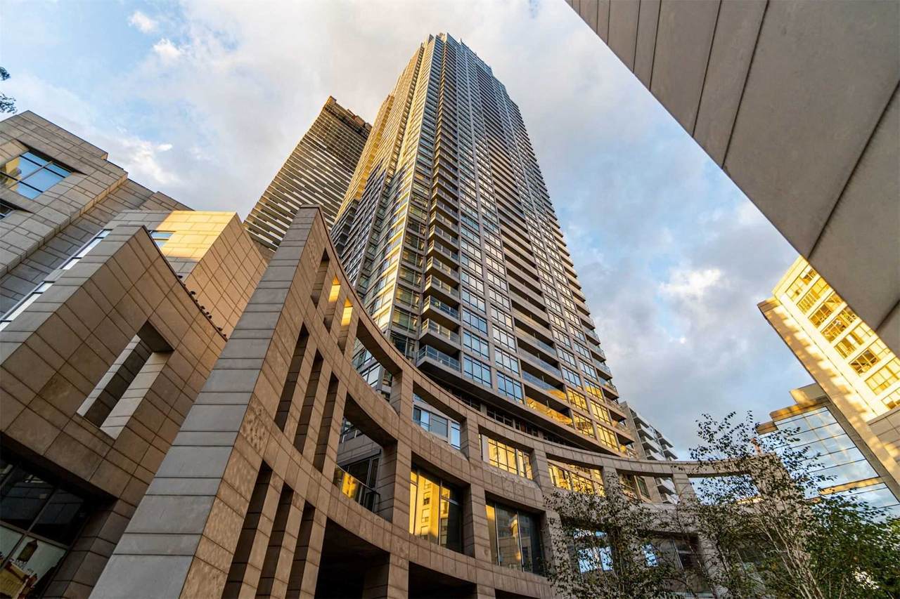 2191 Yonge St - Photo 1
