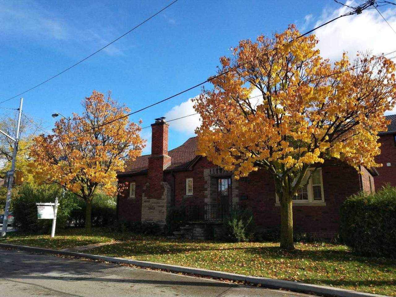 389 Lawrence Ave - Photo 1