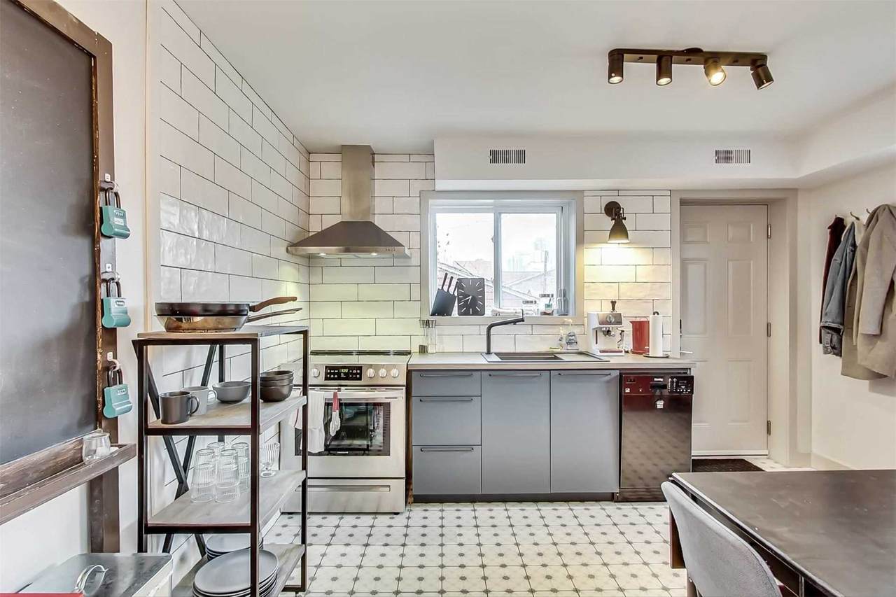 205 Bathurst St - Photo 1