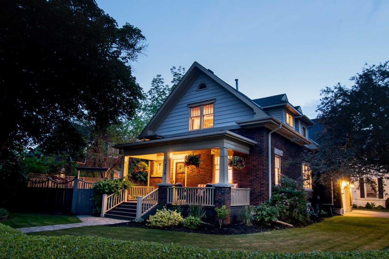 239 Queen St - Photo 1