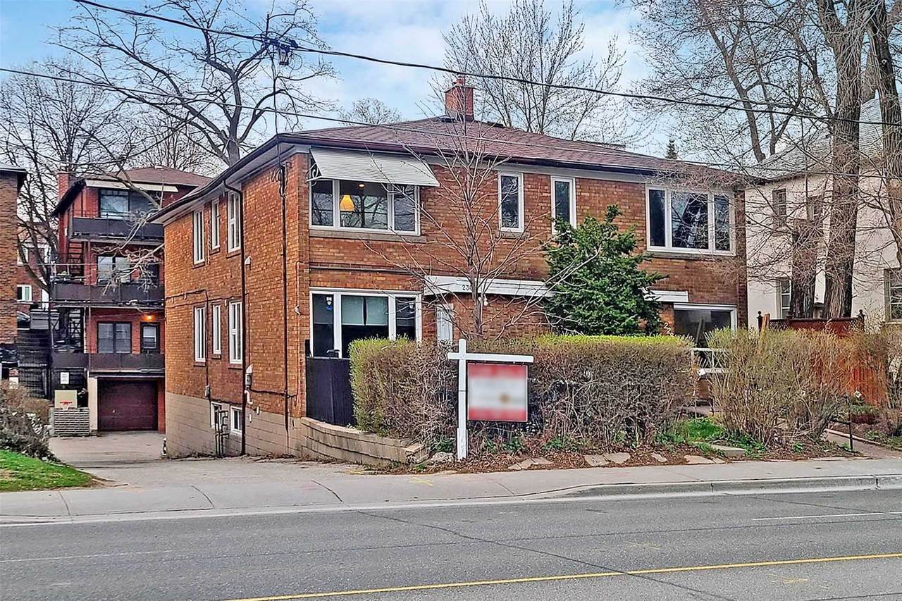 230 Lawrence Ave - Photo 1
