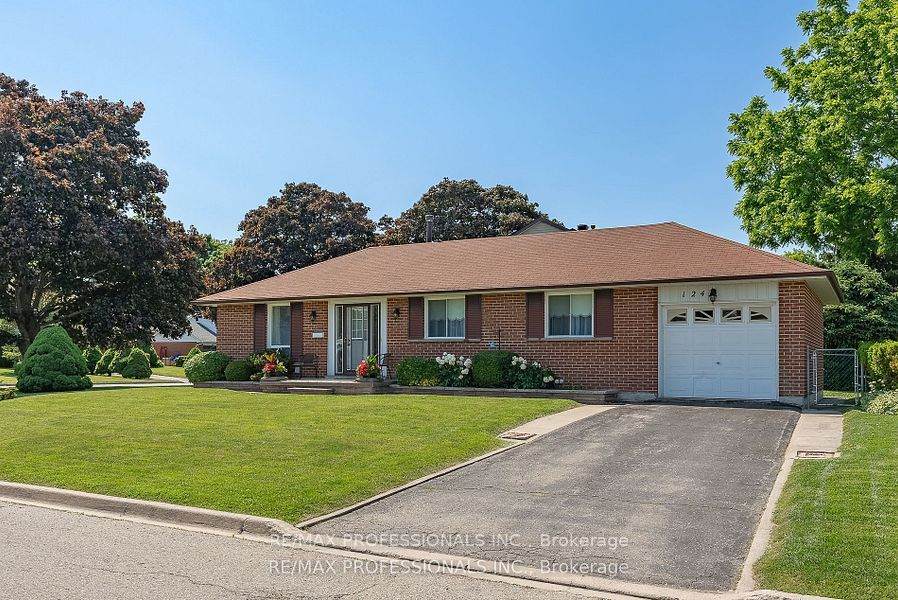 124 Panter Crescent - Photo 1