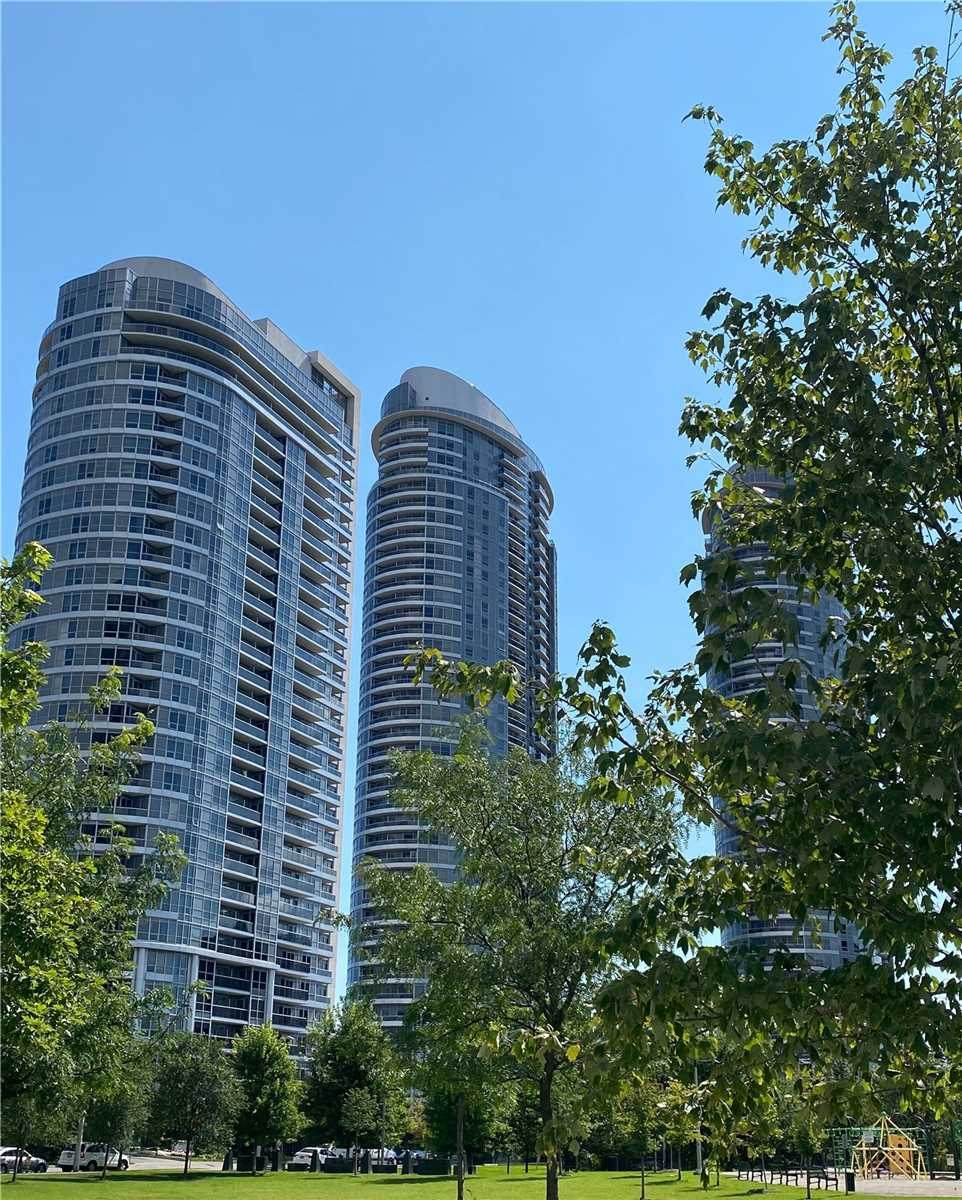 135 Village Green Sq - Photo 1