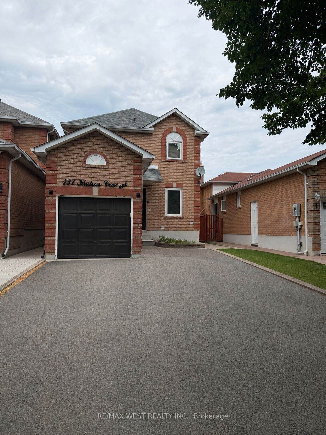 137 Hudson Crescent - Photo 1