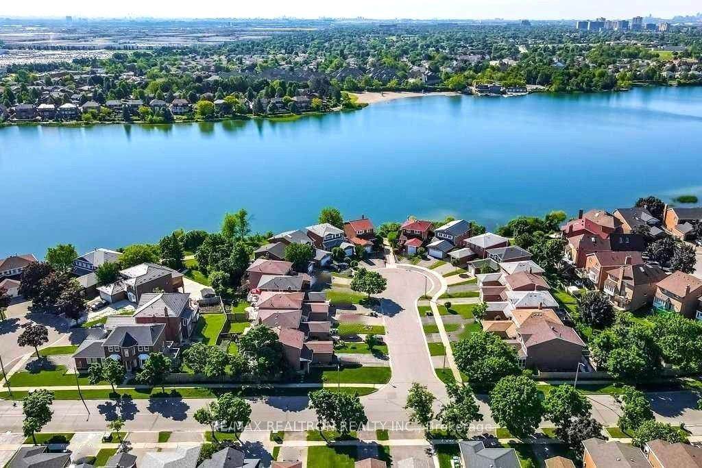 https://bt-photos.global.ssl.fastly.net/toronto/orig_boomver_1_W13013602-1.jpg