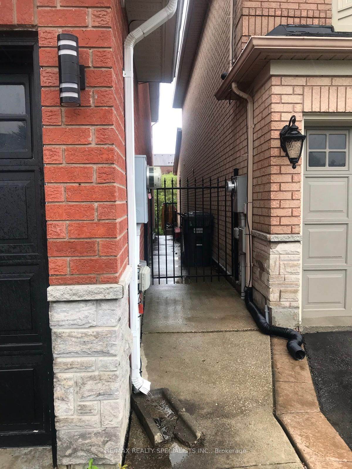 https://bt-photos.global.ssl.fastly.net/toronto/orig_boomver_1_W13079968-1.jpg