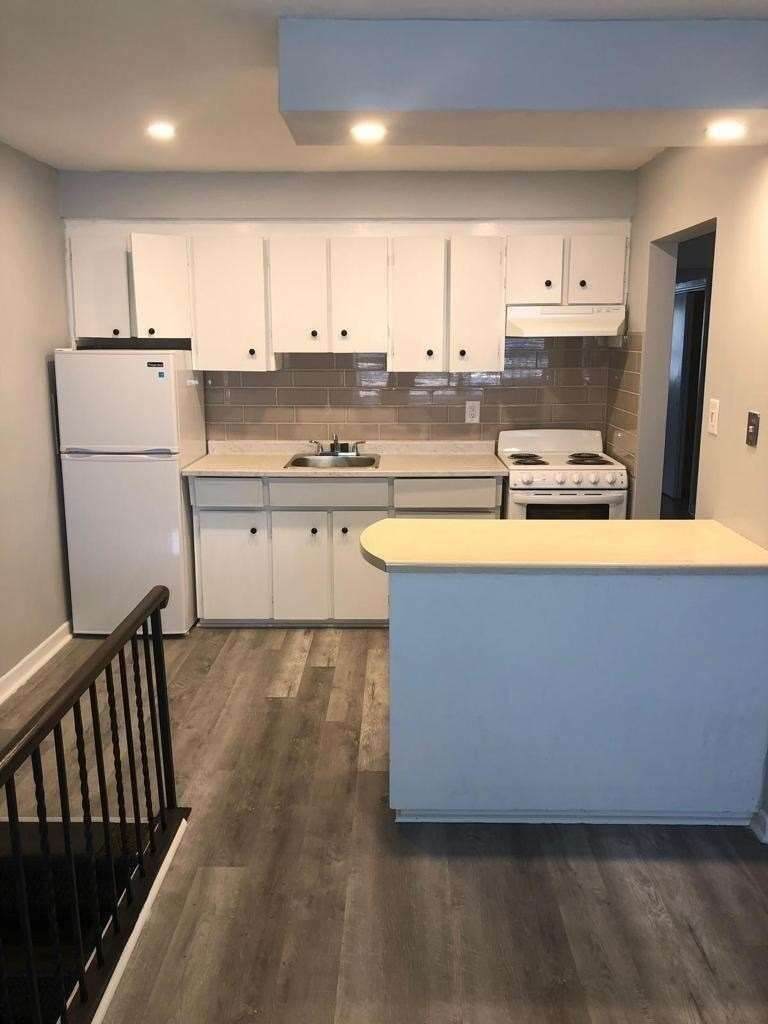5166 Dundas St - Photo 1