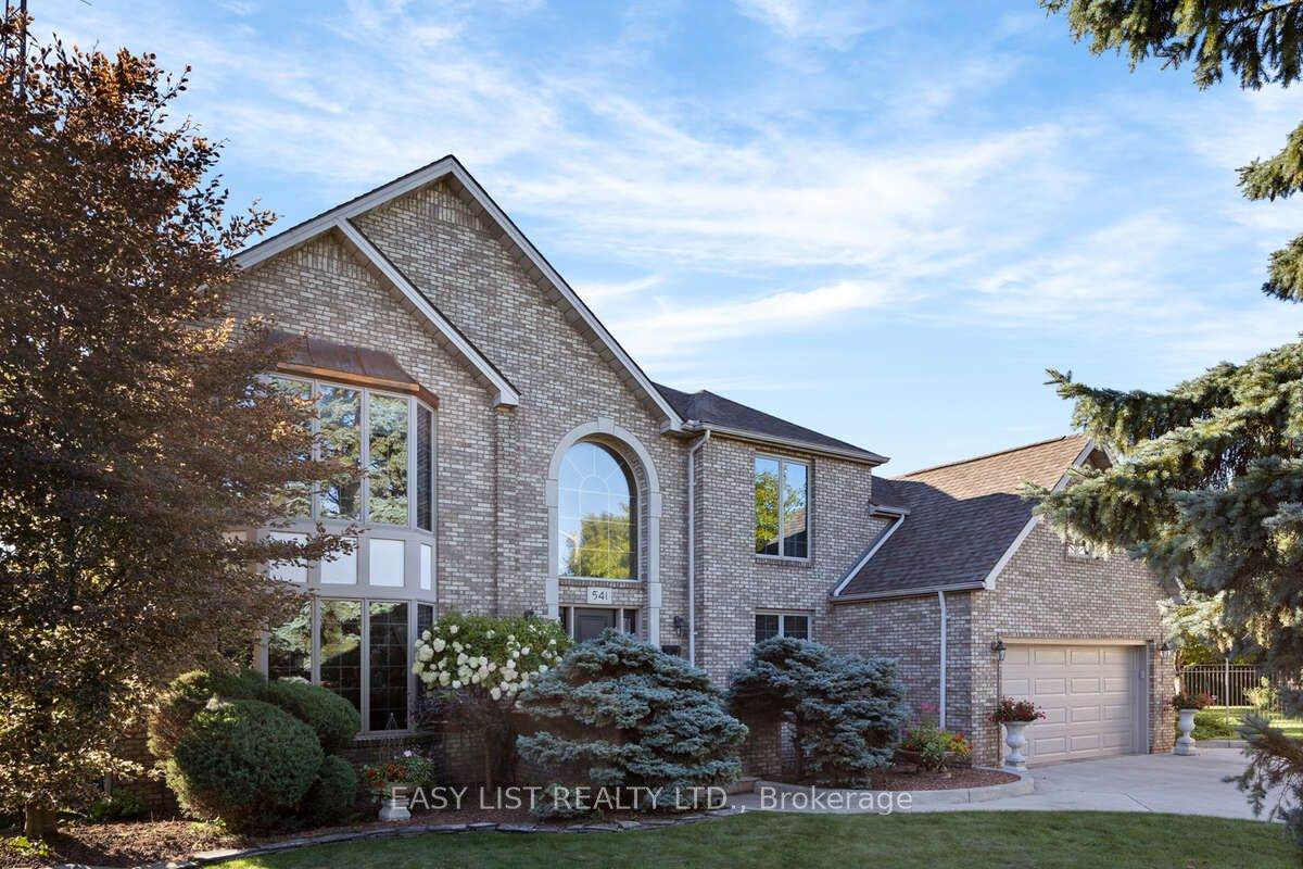 541 Kerr Crescent - Photo 1