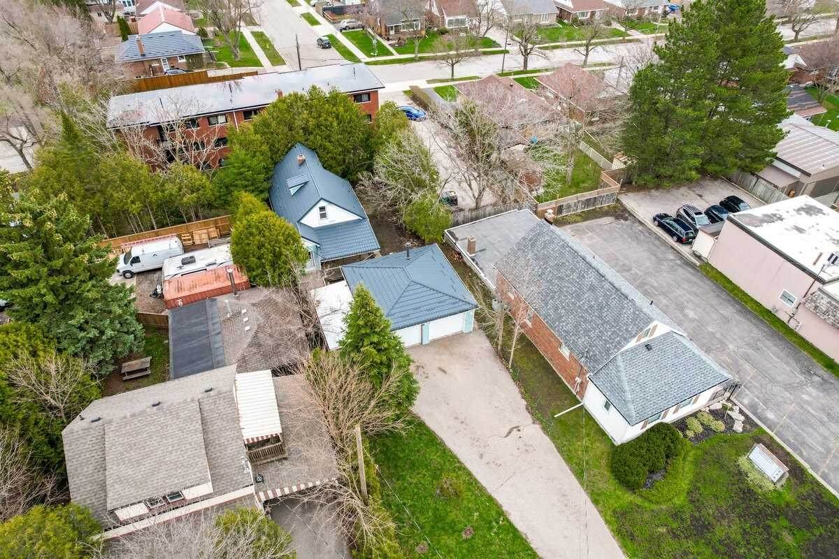 284 Lawrence Ave - Photo 1
