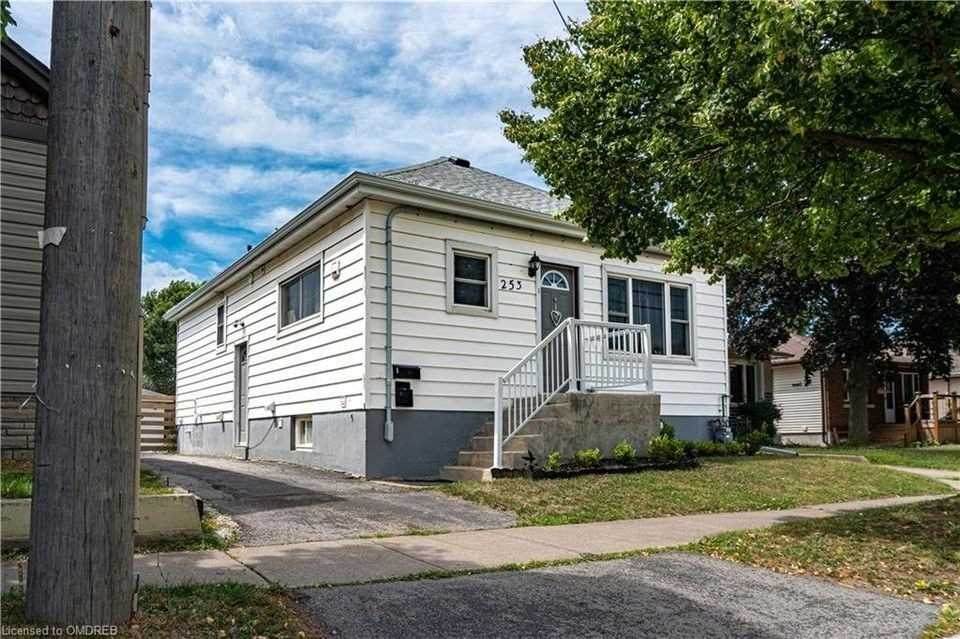 253 Grantham Ave - Photo 1