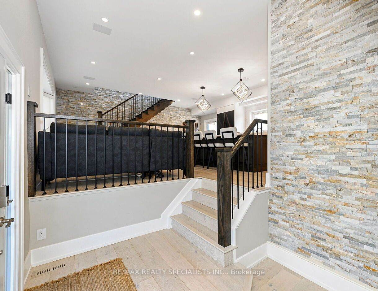 https://bt-photos.global.ssl.fastly.net/toronto/orig_boomver_1_W13087836-1.jpg
