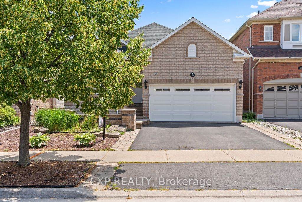 225 Ellis Crescent - Photo 1