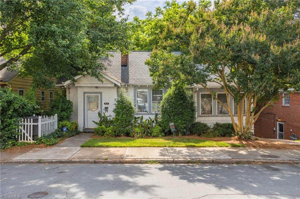 222 Sunset Drive - Photo 1