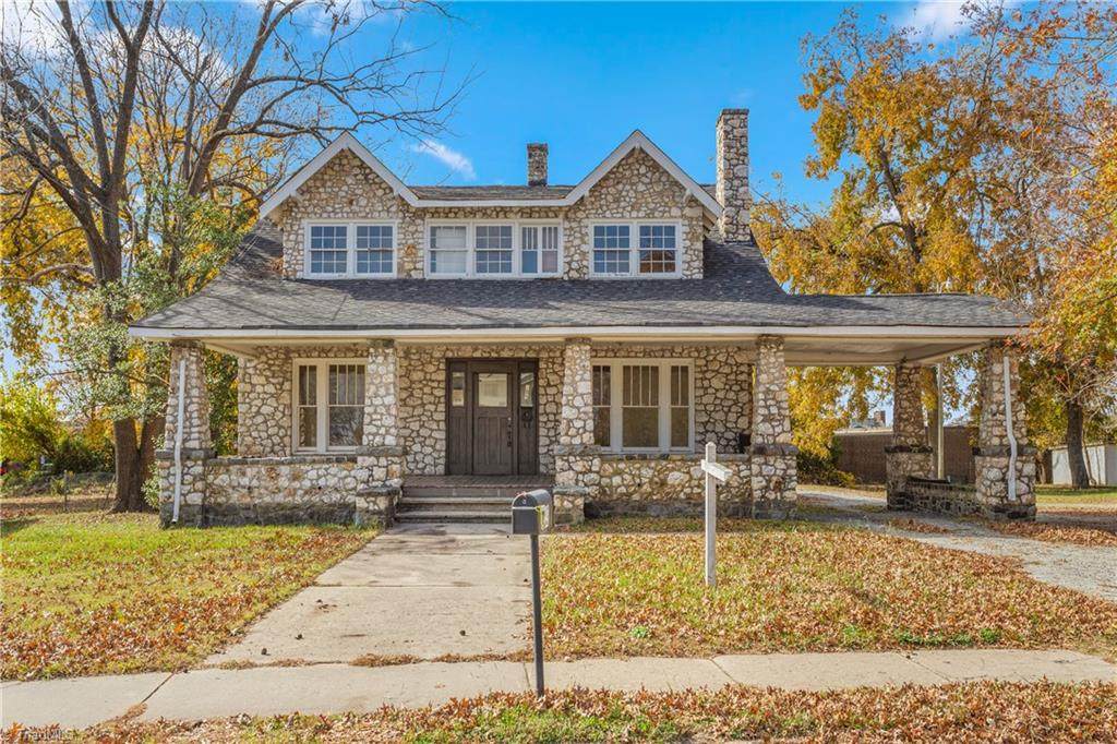 109 Oakwood Street - Photo 1
