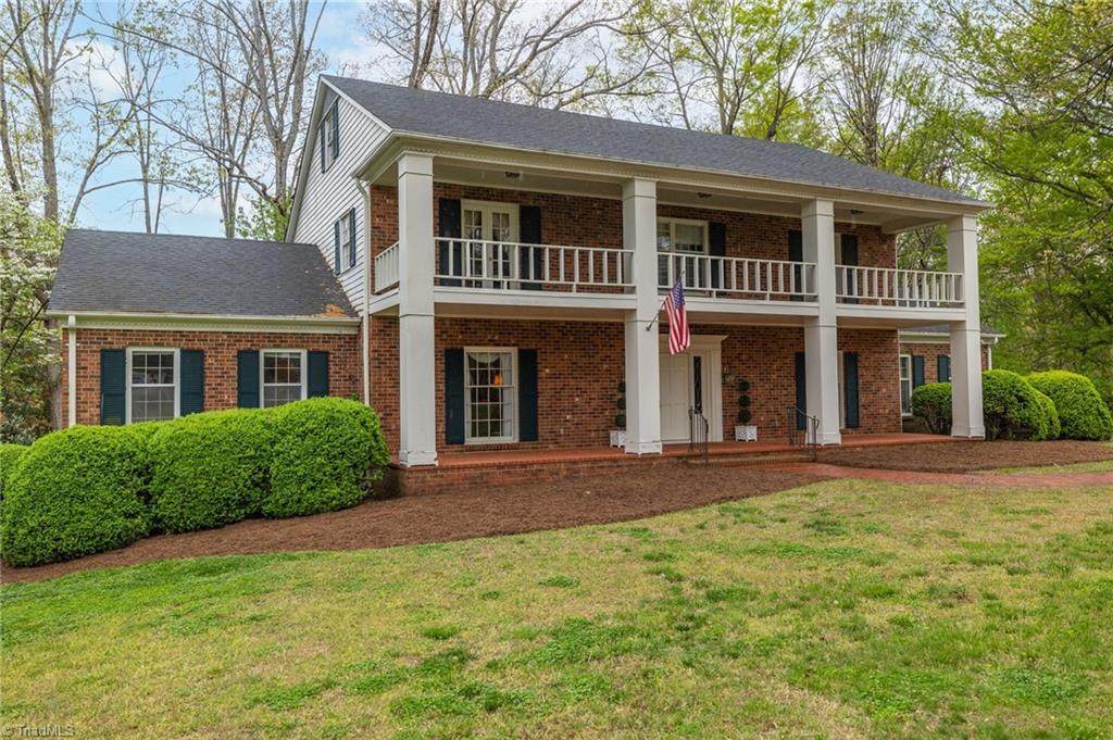 1015 Oakcrest Drive - Photo 1