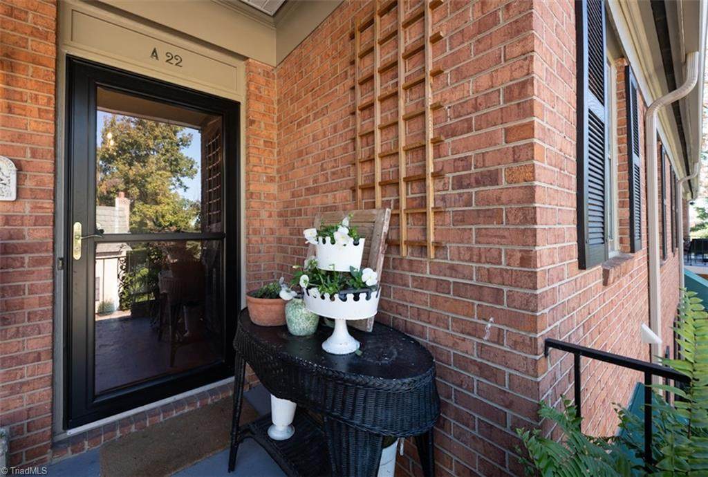 1833 Banking Street - Photo 1