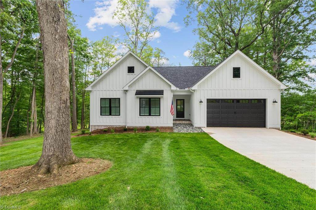 215 Crestwood Drive - Photo 1