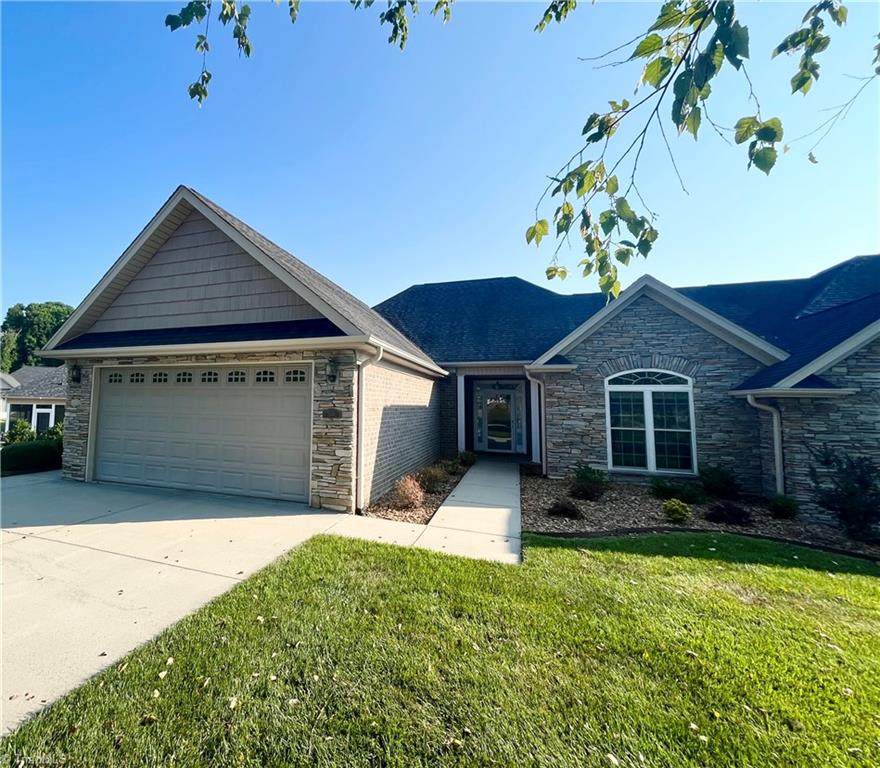 105 Wellsley Circle - Photo 1