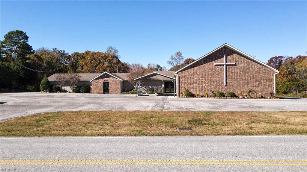 5043 Meadowbrook Drive - Photo 1