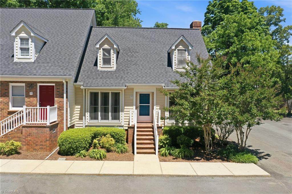 1121 Sherwood Drive - Photo 1