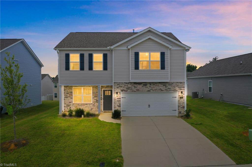 1420 Carisbrooke Drive - Photo 1