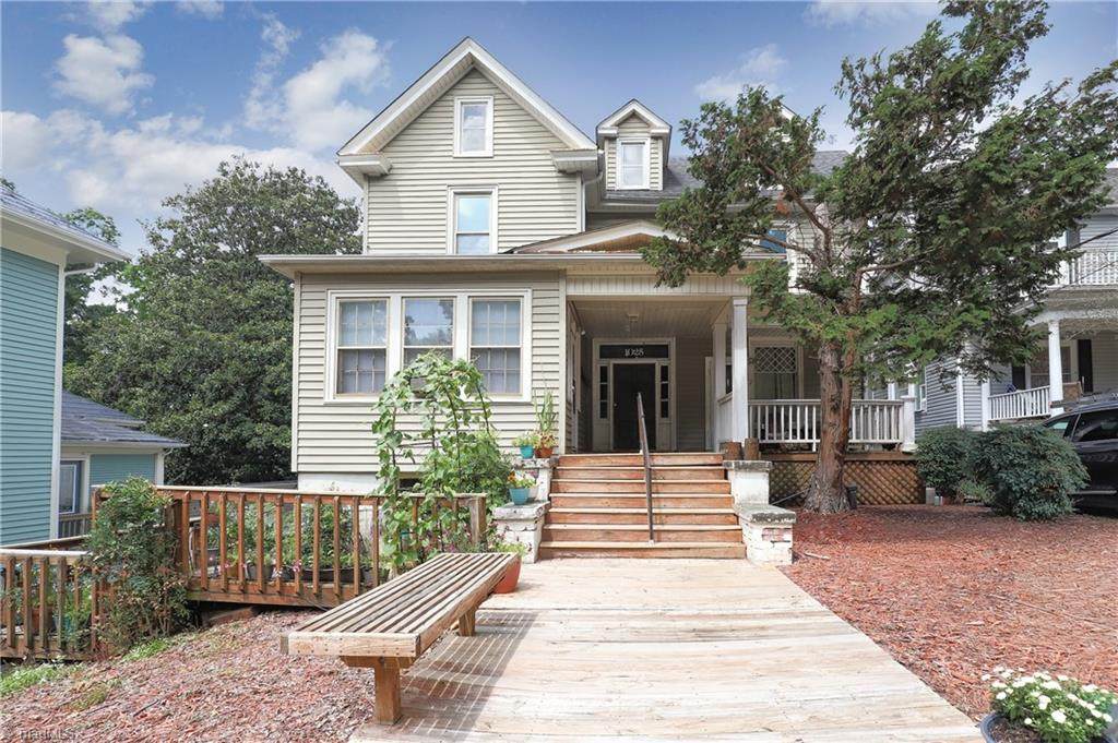 1025 West End Boulevard - Photo 1