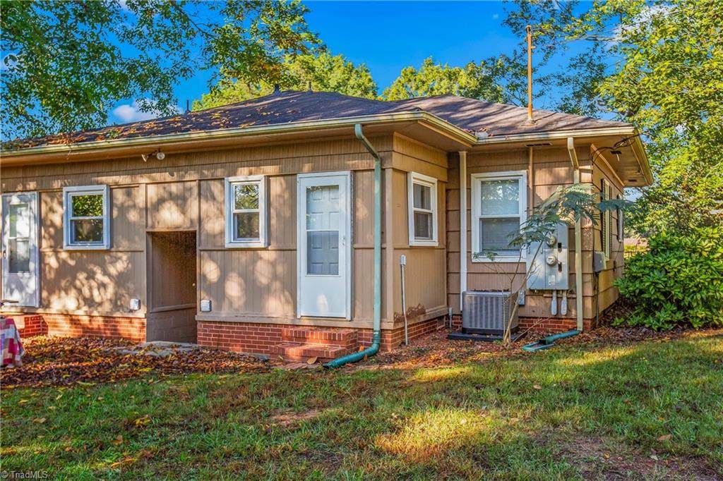 5038 Pinewood Drive - Photo 1