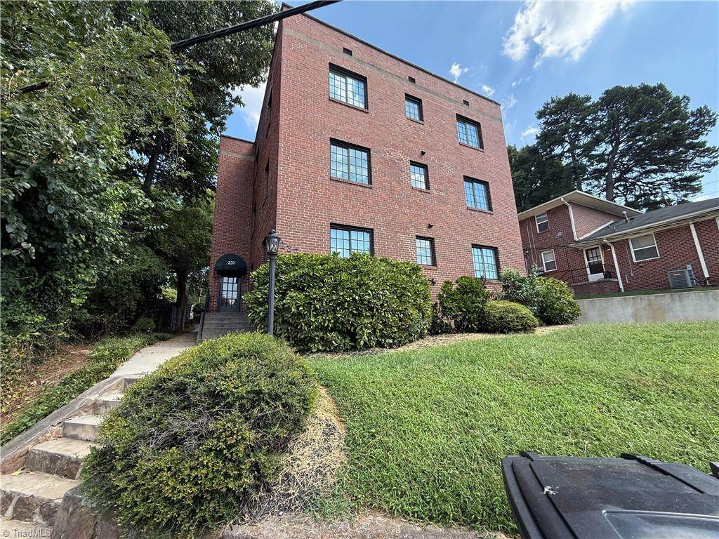 237 Sunset Drive - Photo 1