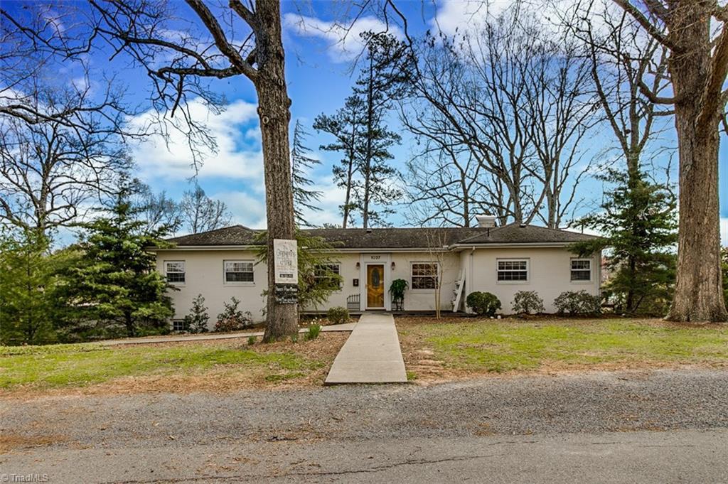 1037 Hammer Avenue - Photo 1