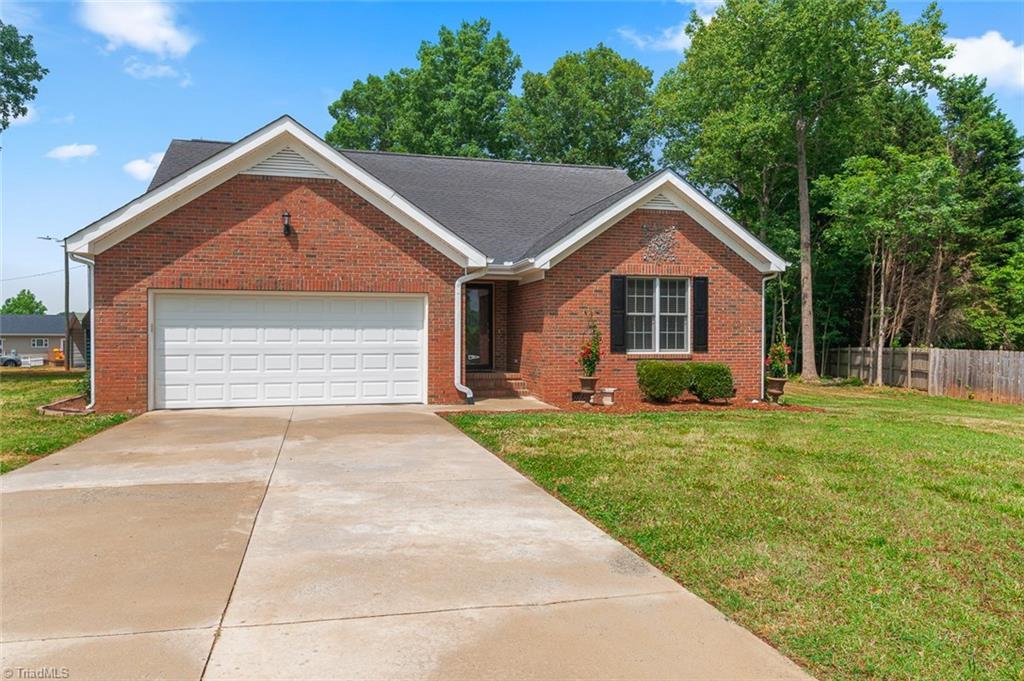 1004 Oakridge Court - Photo 1
