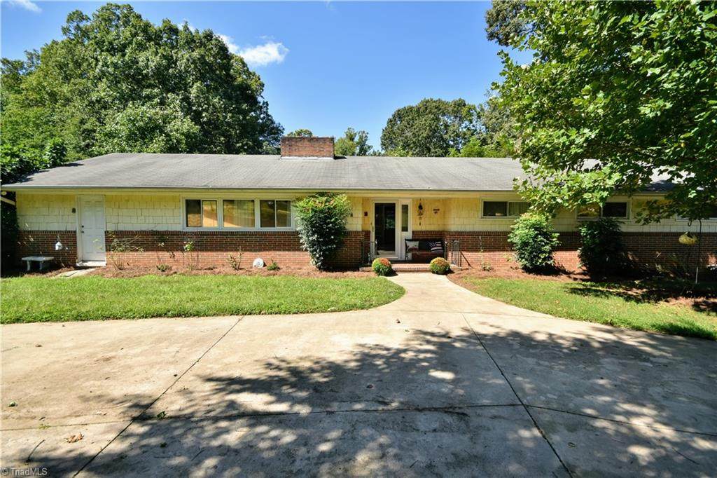 1138 Twin Oak Drive - Photo 1