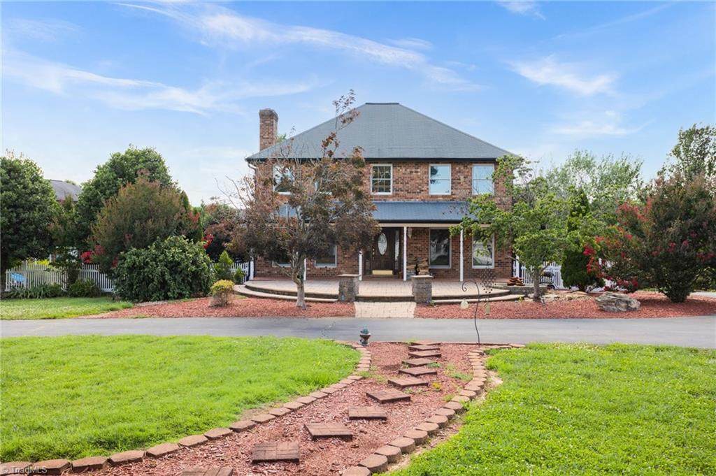 1095 Ashburn Drive - Photo 1