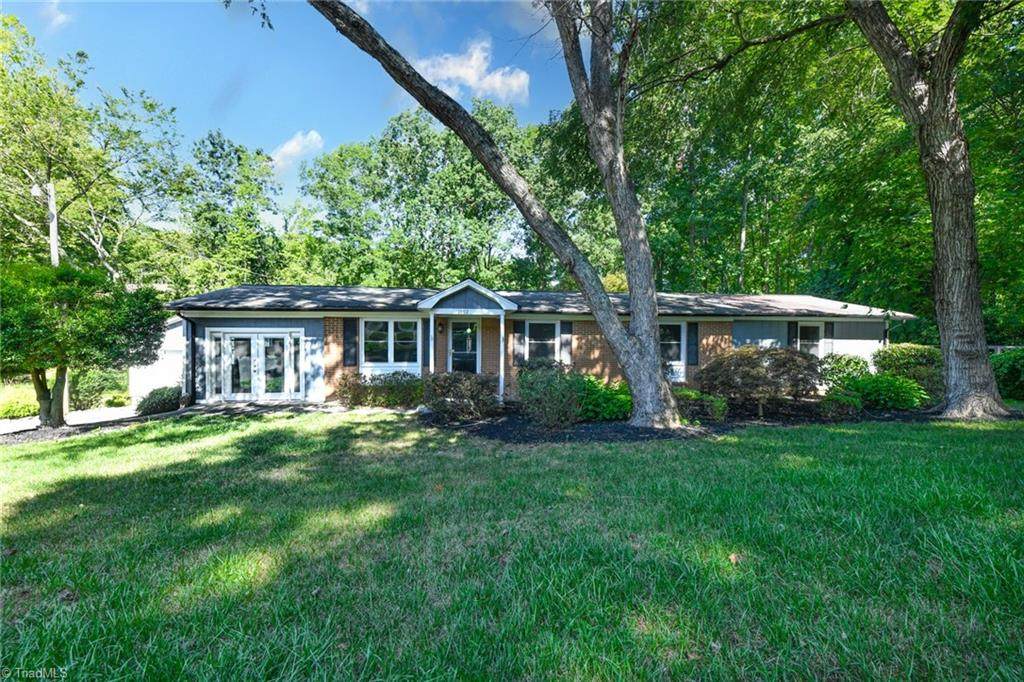 1592 Leslie Street - Photo 1