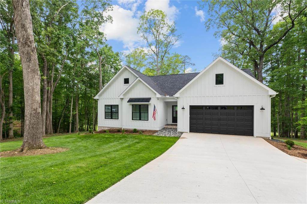 215 Crestwood Drive - Photo 1