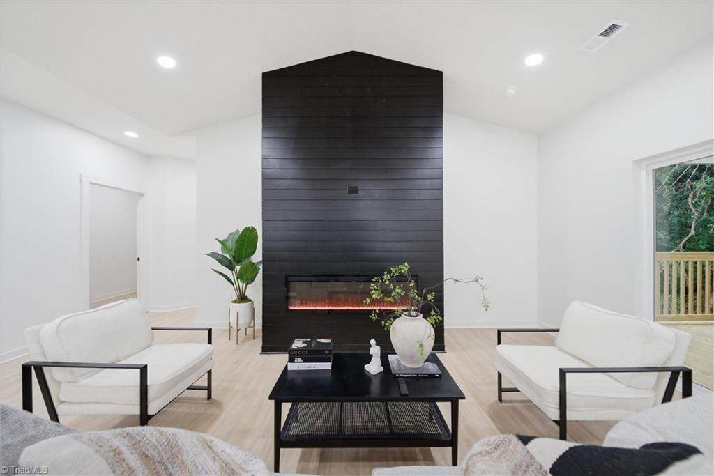 405 Willis Avenue - Photo 1