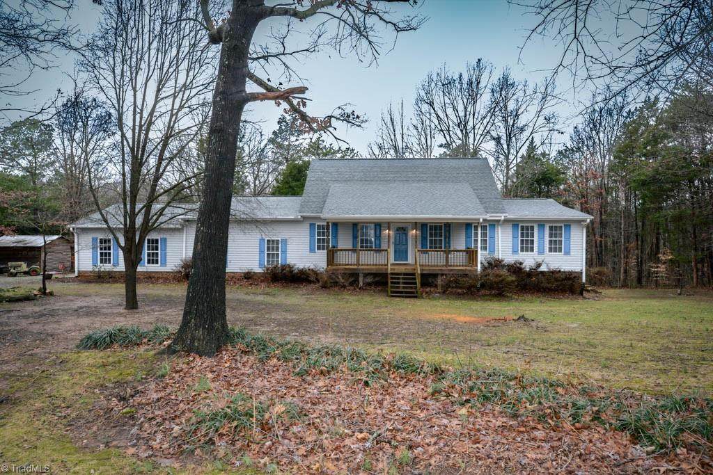 5019 Crossmill Road - Photo 1